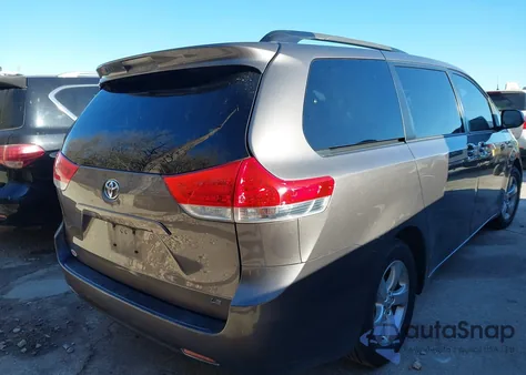 2014 Toyota Sienna Le V6 8 Passenger z USA, uszkodzony, nr VIN 5TDKK3DC8ES483198